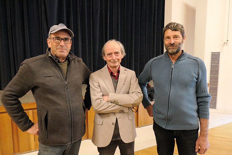 Der Volkskundler Siegfried de Rachewiltz erzählte in Kortsch über das Marn. Rund 90 Personen folgten sehr aufmerksam seinen Ausführungen. V. l: Johann Thomann, Siegfried de Rachewiltz und Heinrich Lechthaler