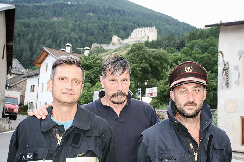 v. l. Anton Frank, Thomas Warger (FF-Vorstandsmitglieder) und Peter Ortler (Kommandant der FF Lichtenberg laden zum „Licht&Berg Festival“; im Hintergrund: das Schloss Lichtenberg