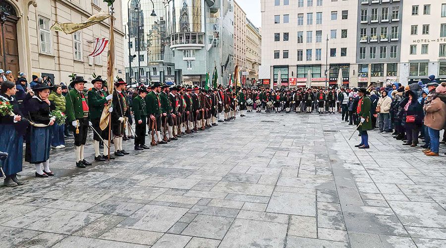 Schützen stellen sich zum Salutschießen auf